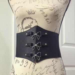 HOT TOPIC Bow Buckle Detail Black Corset Belt ~ NWOT